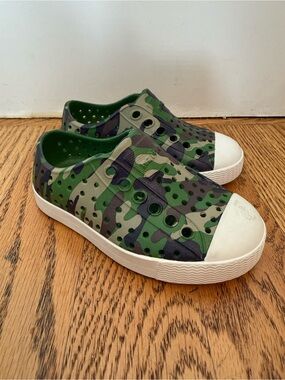 Native Jefferson Child Shoes Sandals Camo Green C5 NEW